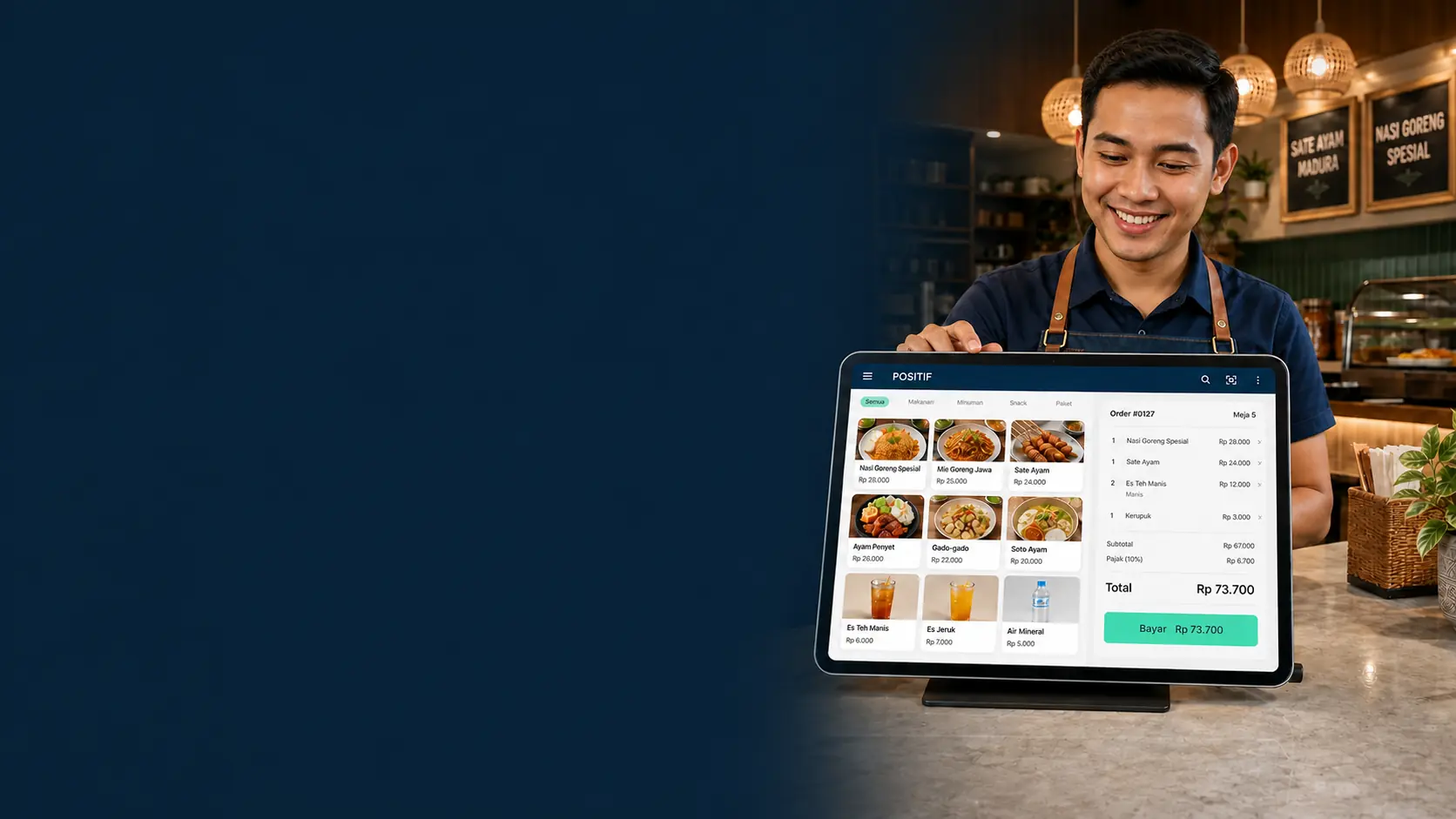 Kasir laki-laki menggunakan aplikasi POSITIF pada tablet
